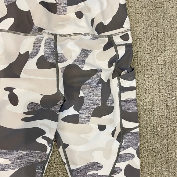 Zyia White Camo Pocket Light n Tight Hi-Rise Capri Legging 20", EUC, 12 - Picture 3 of 6